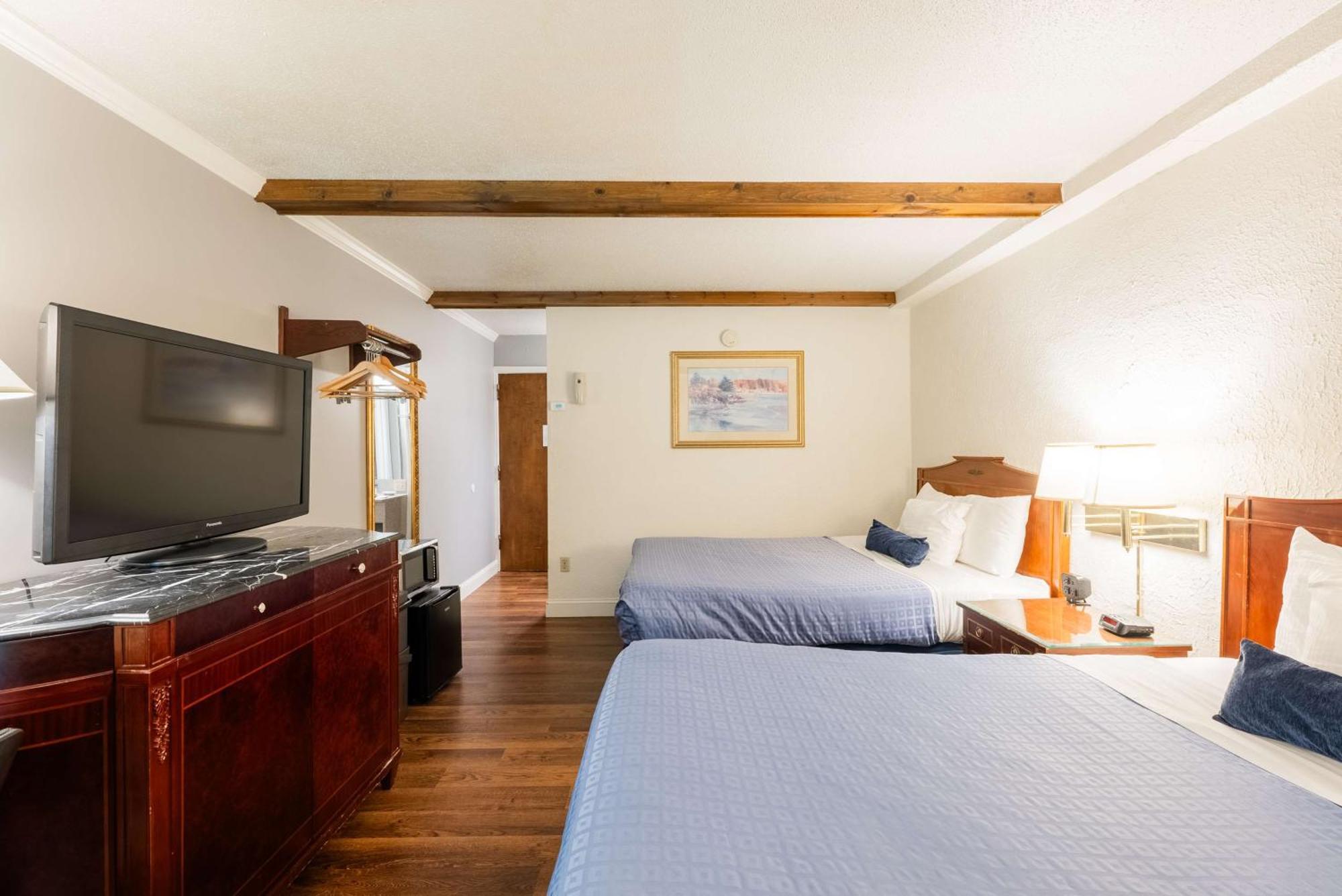 Fireside Inn And Suites Bangor Exterior photo