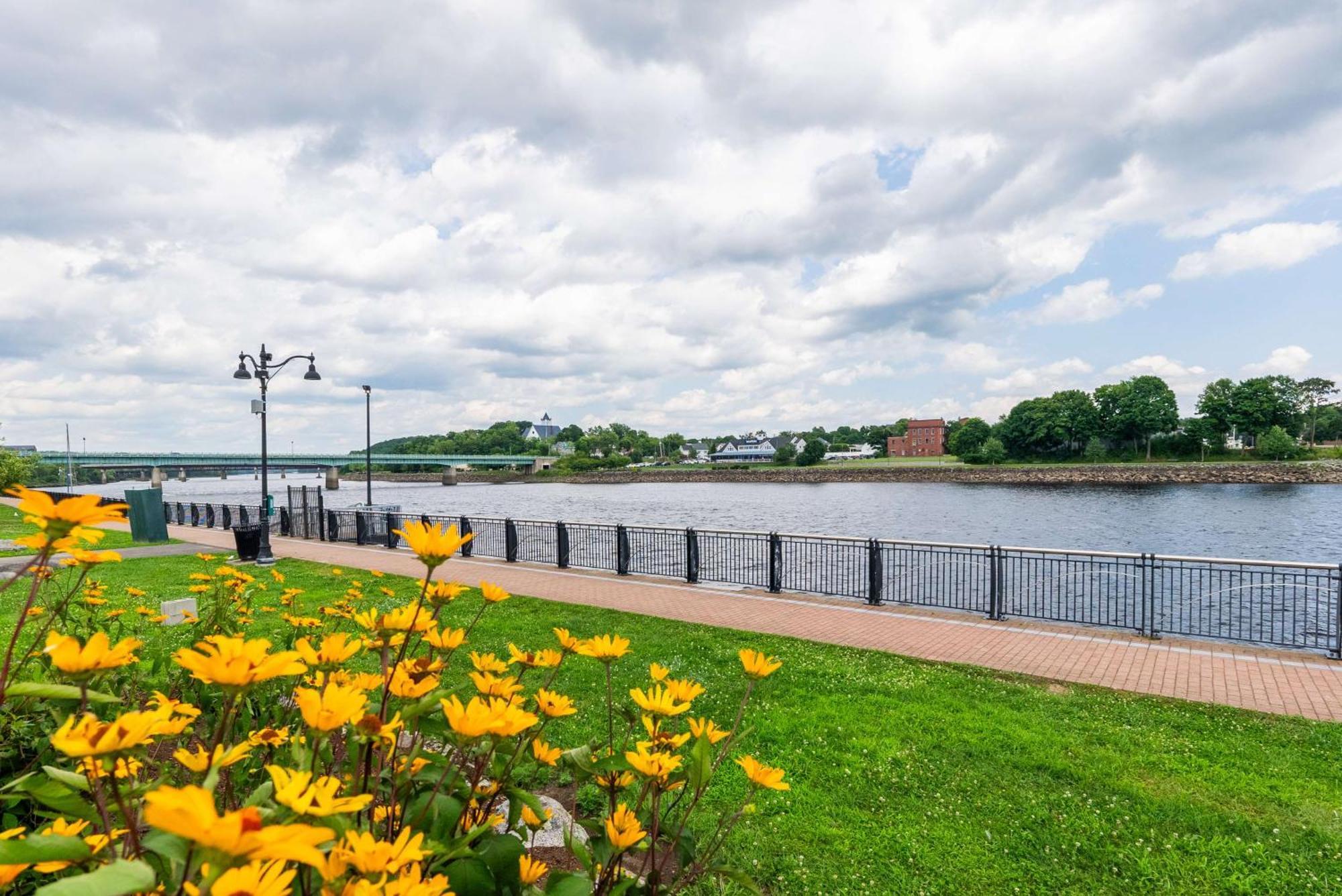 Fireside Inn And Suites Bangor Exterior photo